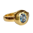 Bague, en or jaune 18k centrée d’un saphir - Castafiore