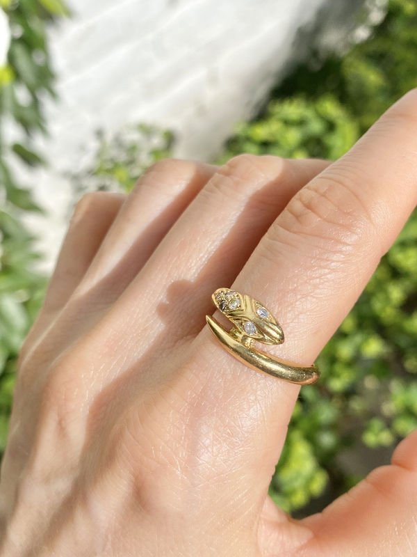 Bague en or jaune 18k en forme de serpent et diamants - Castafiore