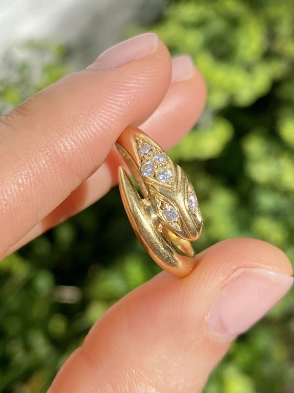 Bague en or jaune 18k en forme de serpent et diamants - Castafiore