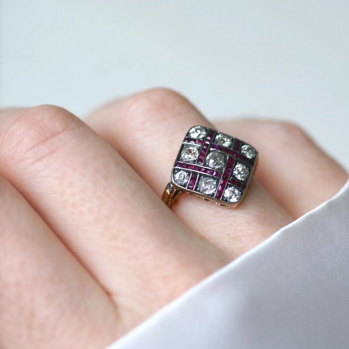 Bague en or jaune, argent, rubis et diamants - Castafiore