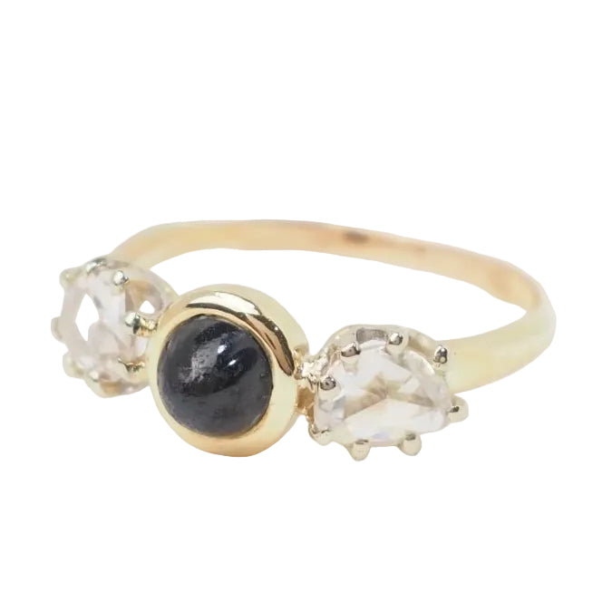 Bague En Or Jaune, Cabochon De Saphir Et Diamants - Castafiore