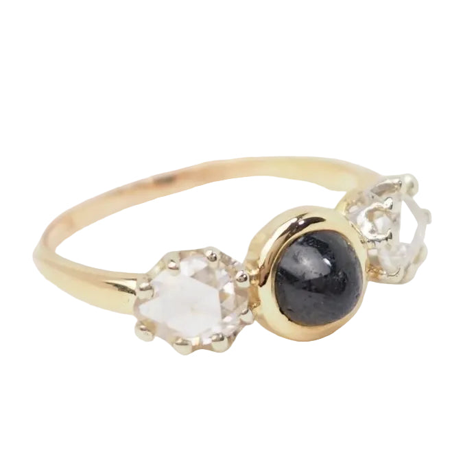 Bague En Or Jaune, Cabochon De Saphir Et Diamants - Castafiore