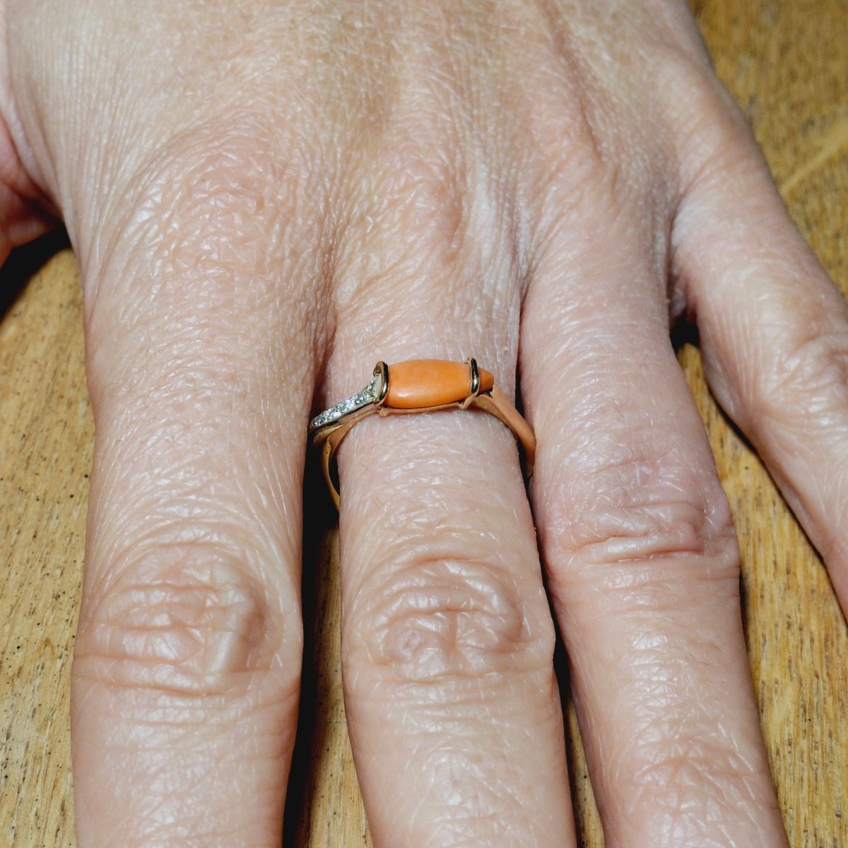 Bague en or jaune, corail et diamants - Castafiore