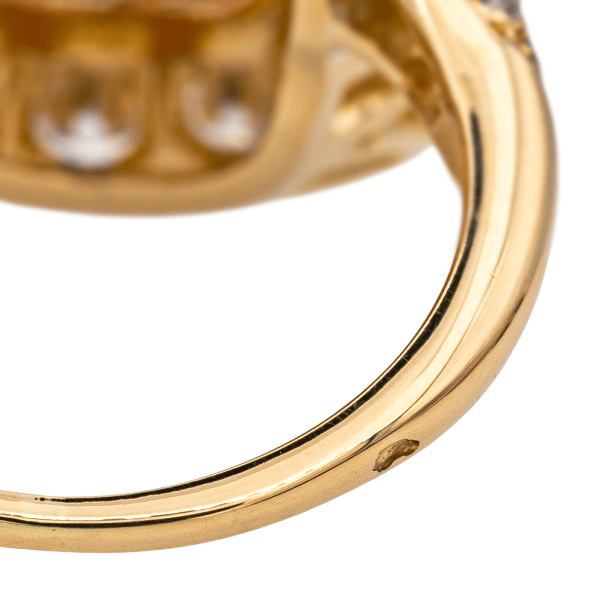 Bague en or jaune, corail et diamants - Castafiore