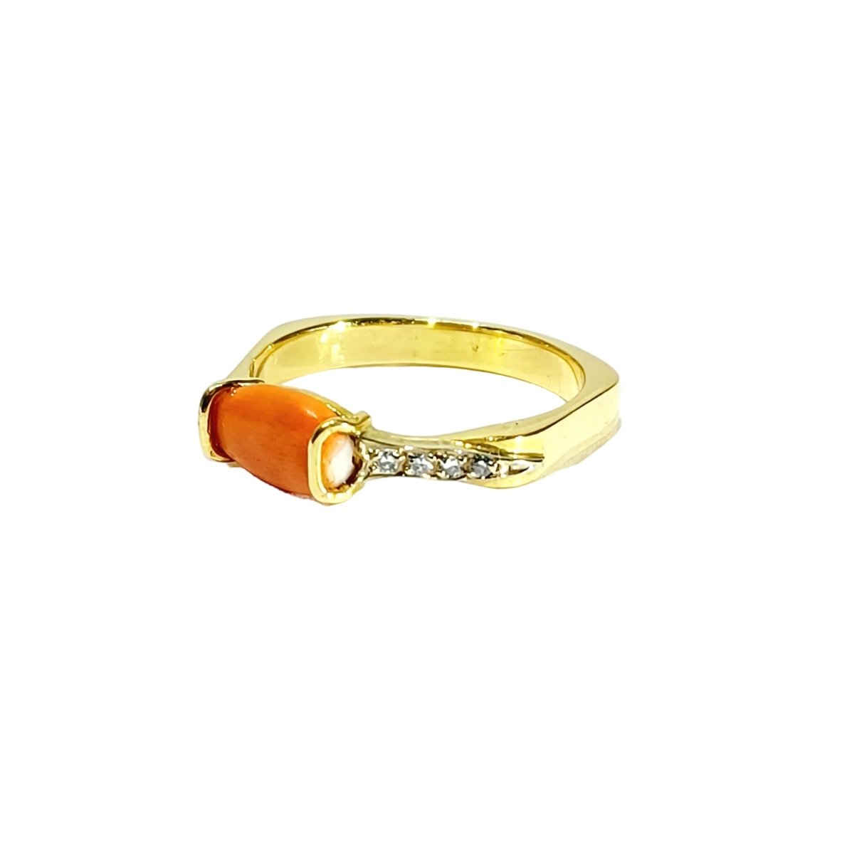 Bague en or jaune, corail et diamants - Castafiore