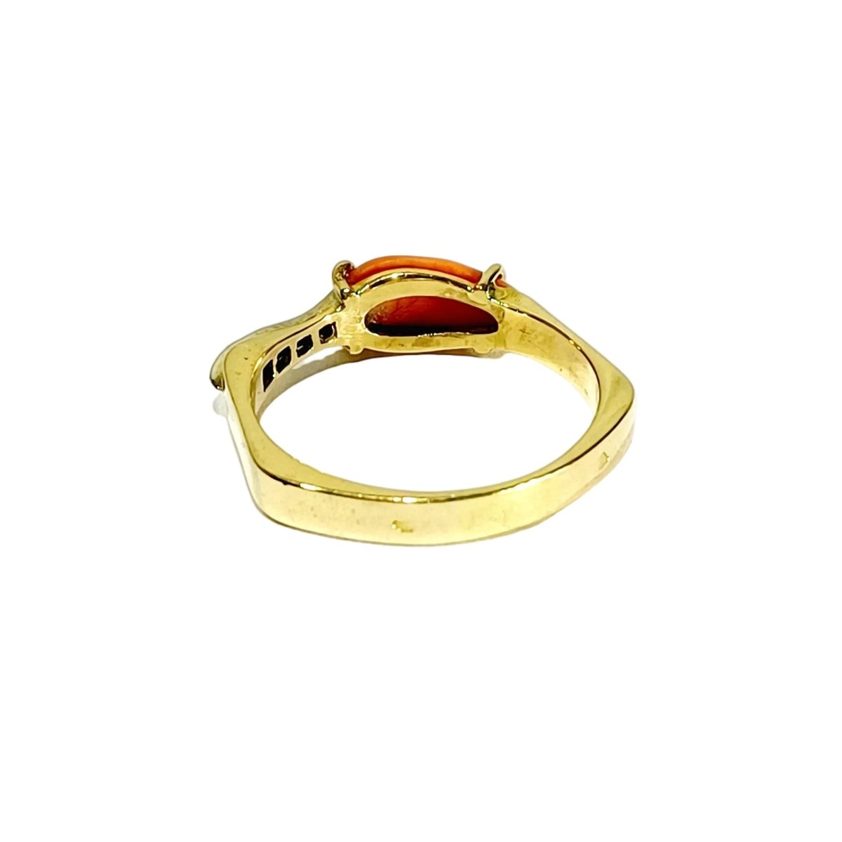 Bague en or jaune, corail et diamants - Castafiore