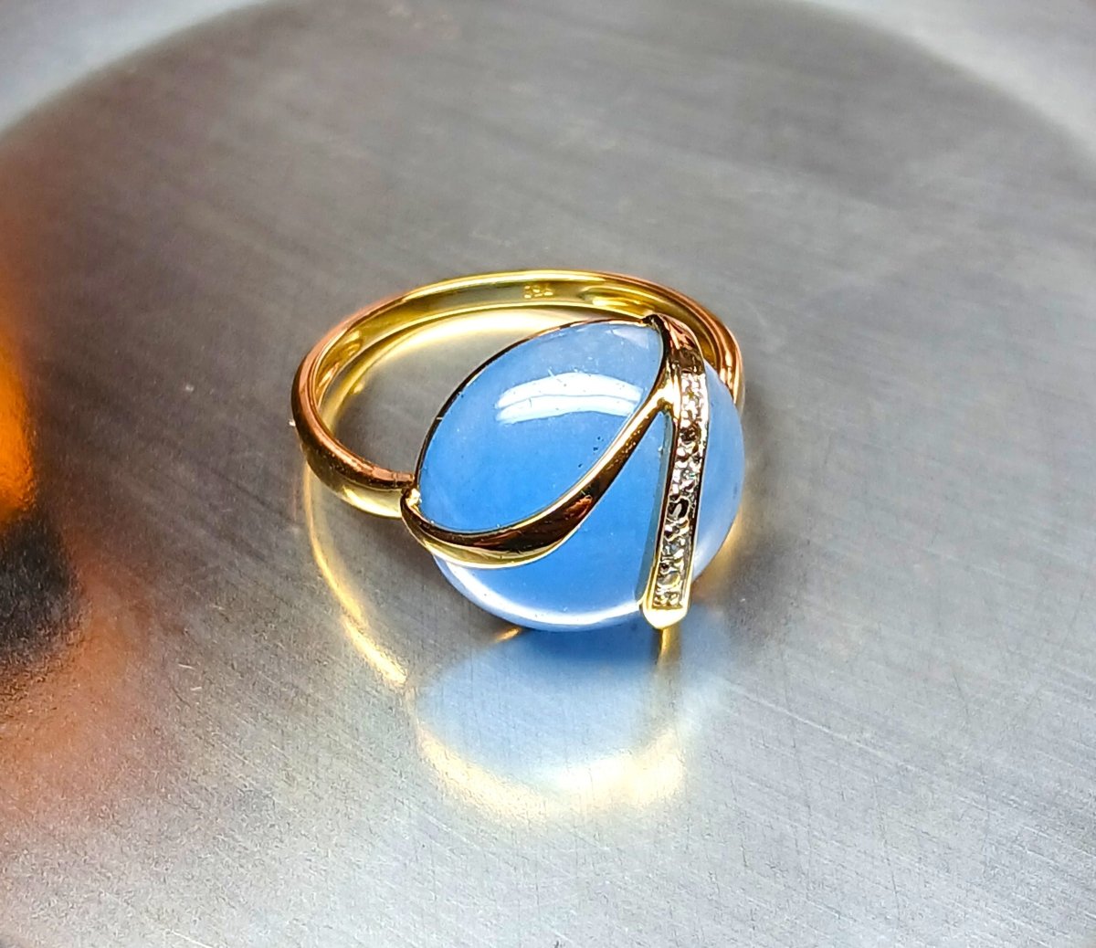 Bague en or jaune, diamants et jade lavandin - Castafiore