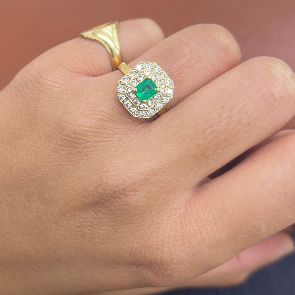 Bague en or jaune, émeraude et diamants - Castafiore