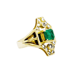 Bague en or jaune, émeraude et diamants - Castafiore