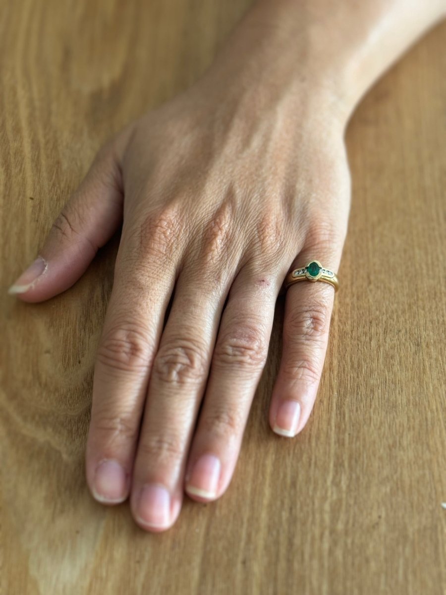 Bague en or jaune, émeraude et diamants - Castafiore