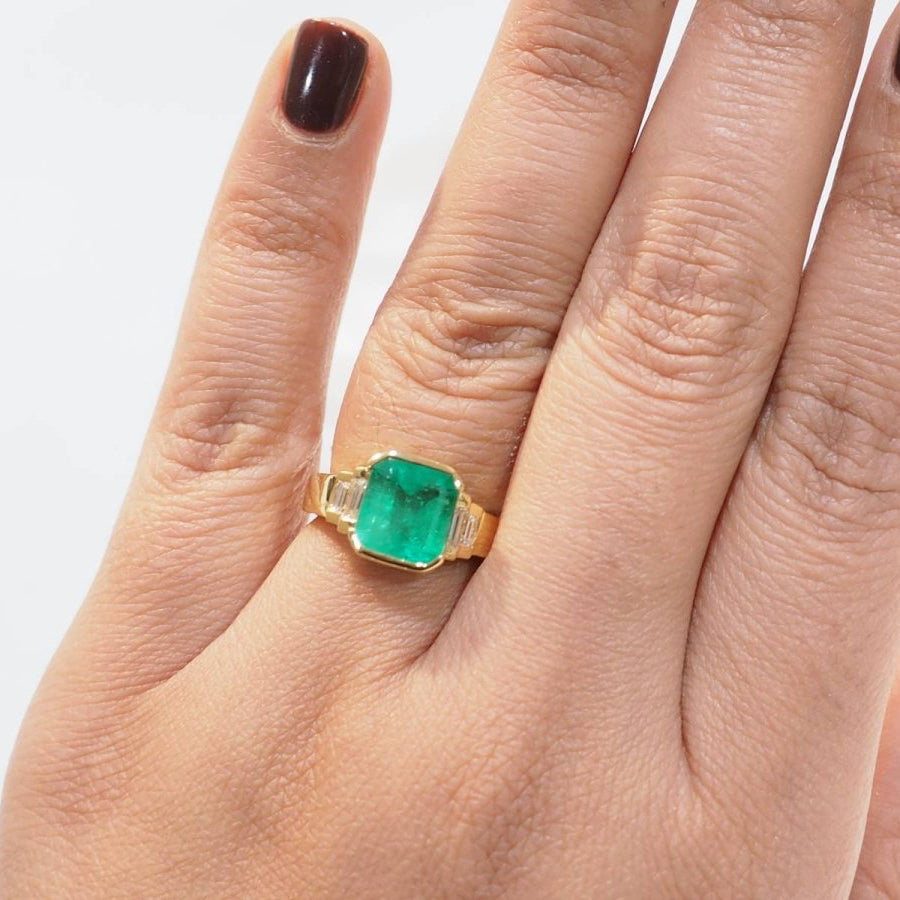 Bague en or jaune, émeraude et diamants - Castafiore