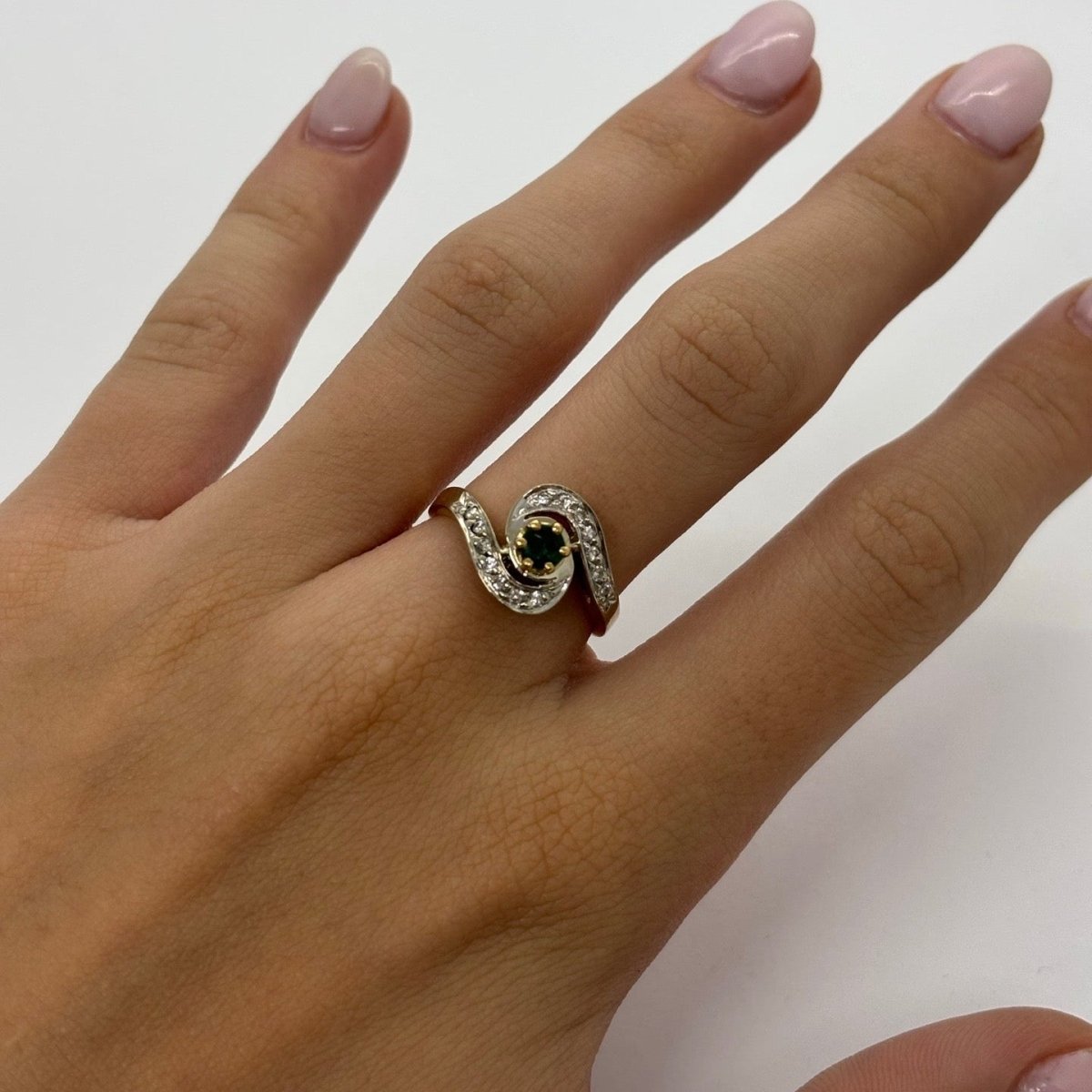 Bague en or jaune, émeraude, et diamants - Castafiore