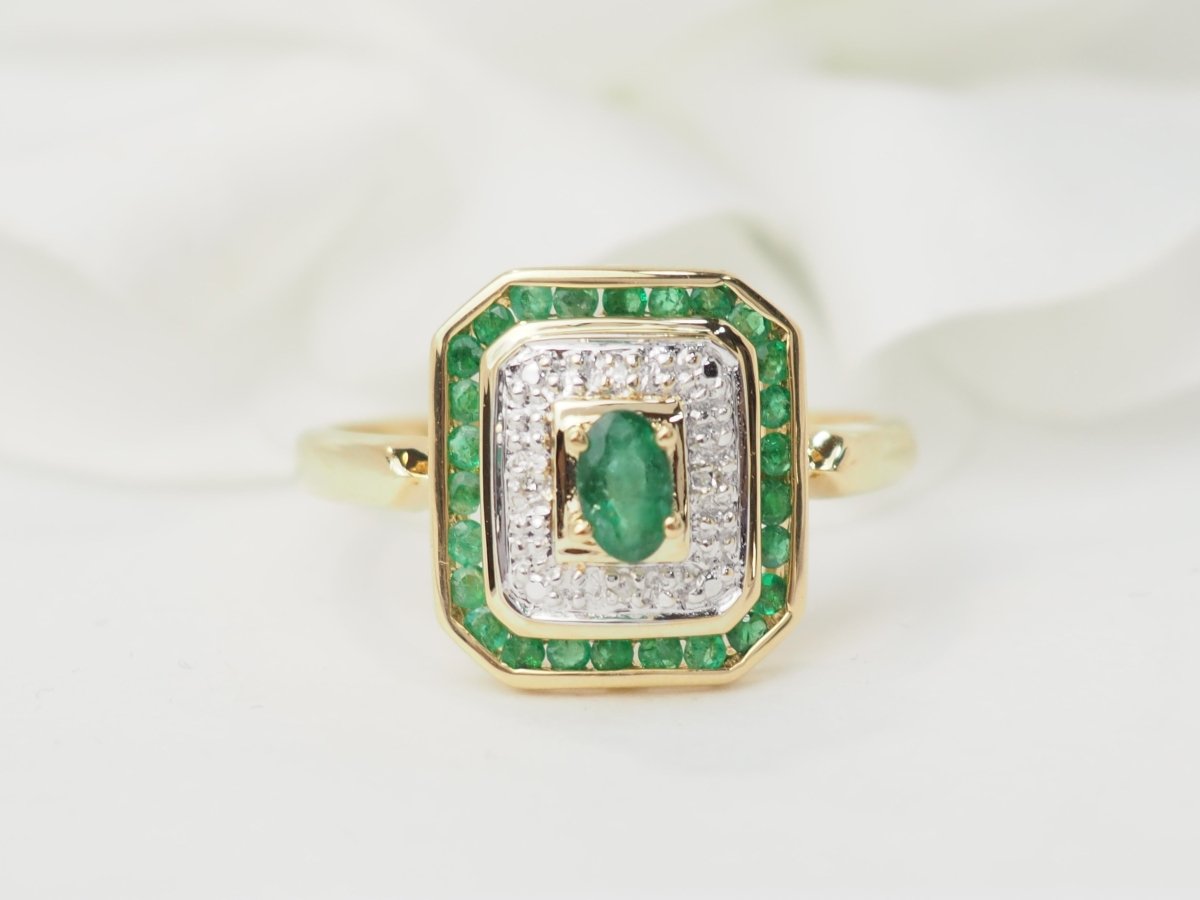 Bague en or jaune, émeraude et diamants - Castafiore