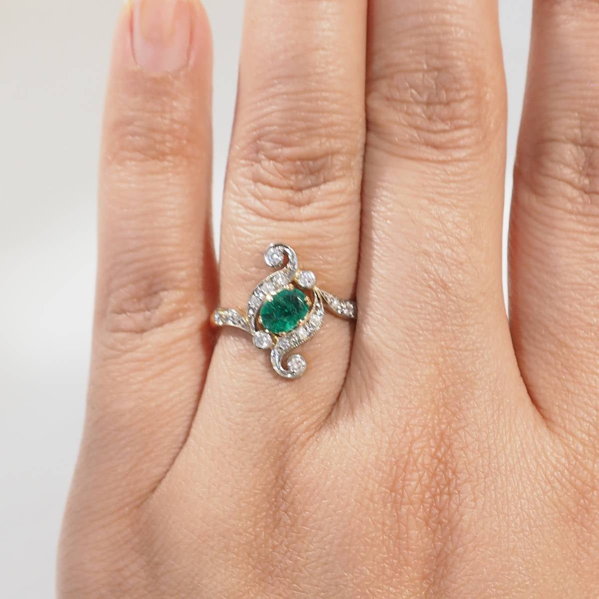 Bague en or jaune, émeraude et diamants - Castafiore