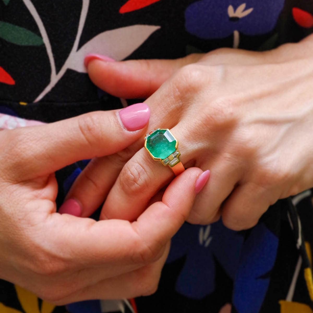 Bague en or jaune, émeraude et diamants - Castafiore