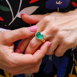 Bague en or jaune, émeraude et diamants - Castafiore