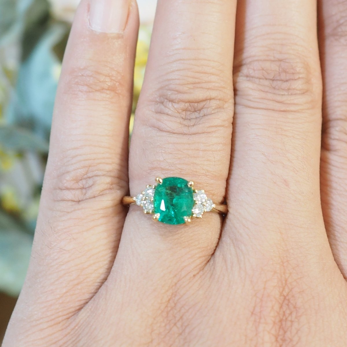 Bague en or jaune, émeraude et diamants - Castafiore