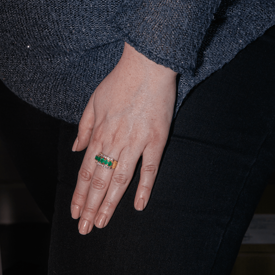 Bague en or jaune, émeraudes et diamants - Castafiore