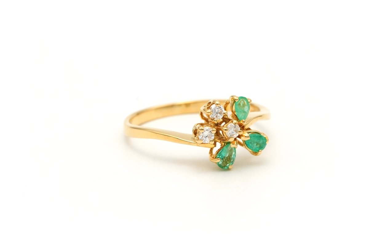 Bague en or jaune, émeraudes et diamants - Castafiore