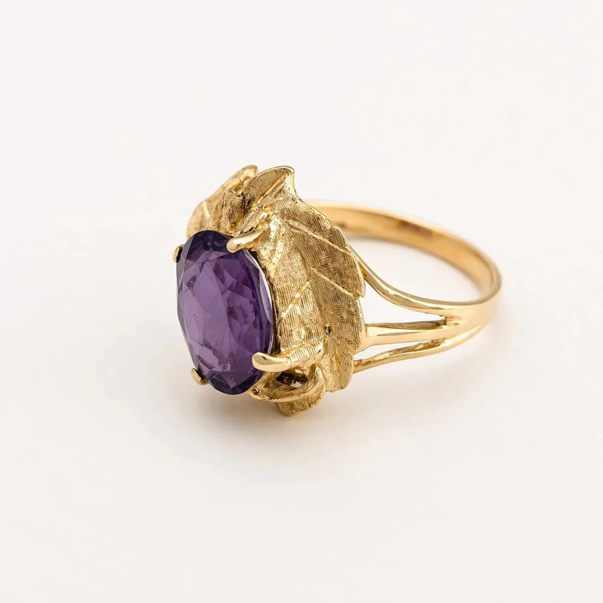 Bague en or jaune et améthyste - Castafiore