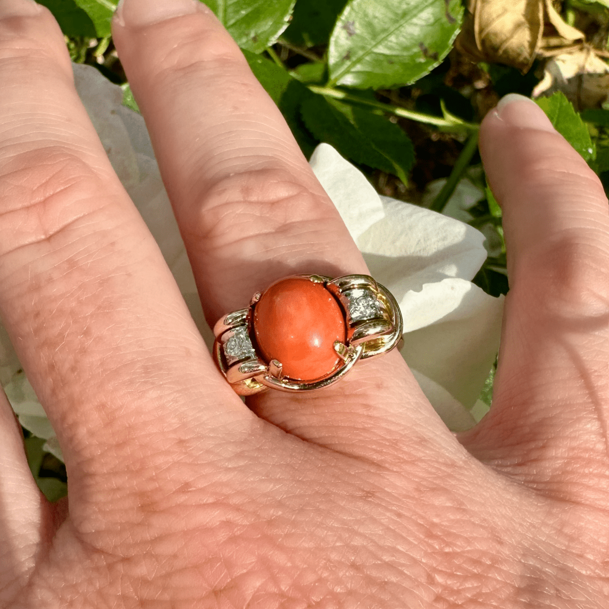 Bague en or jaune et blanc, corail et diamants - Castafiore