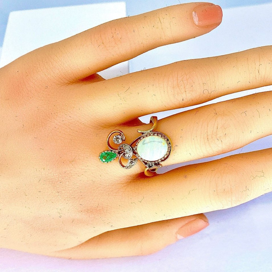 Bague en or jaune et or blanc 18 carats en opale, émeraude et diamants - Castafiore