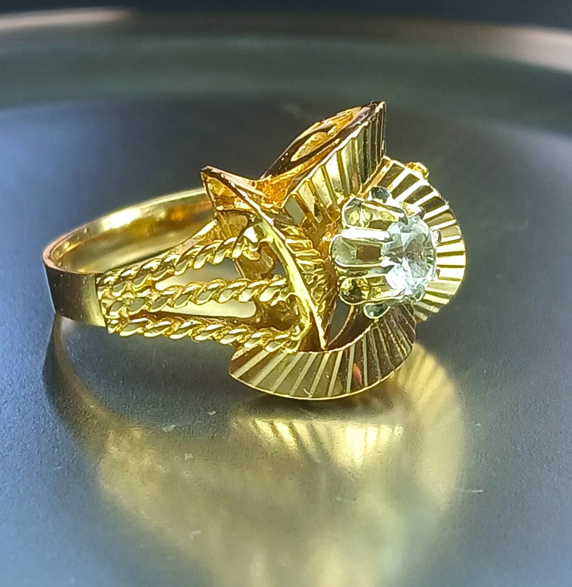 Bague en or jaune et pierre blanche - Castafiore