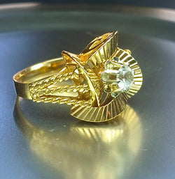 Bague en or jaune et pierre blanche - Castafiore