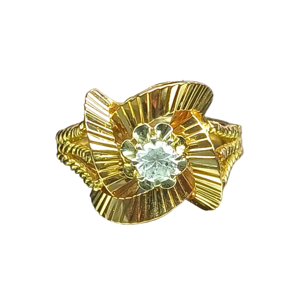 Bague en or jaune et pierre blanche
