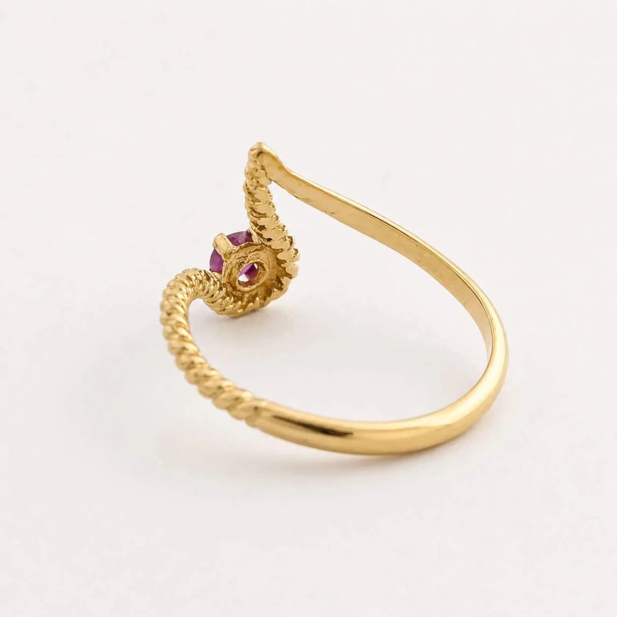 Bague en or jaune et rubis - Castafiore
