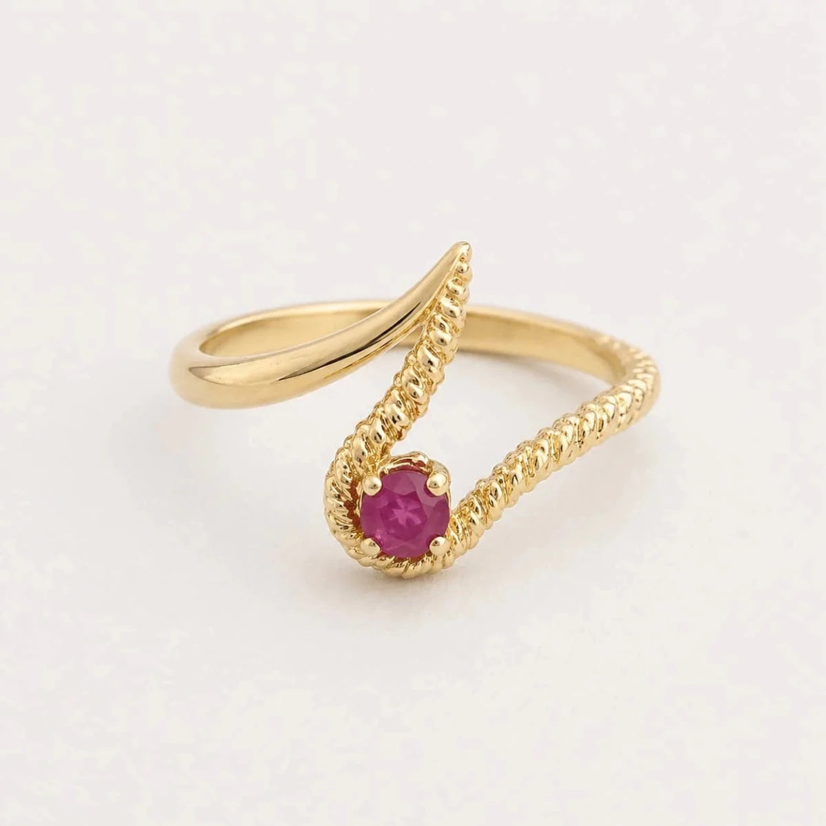 Bague en or jaune et rubis - Castafiore