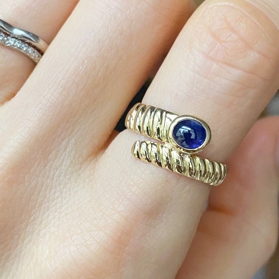 Bague en or jaune et saphir - Castafiore