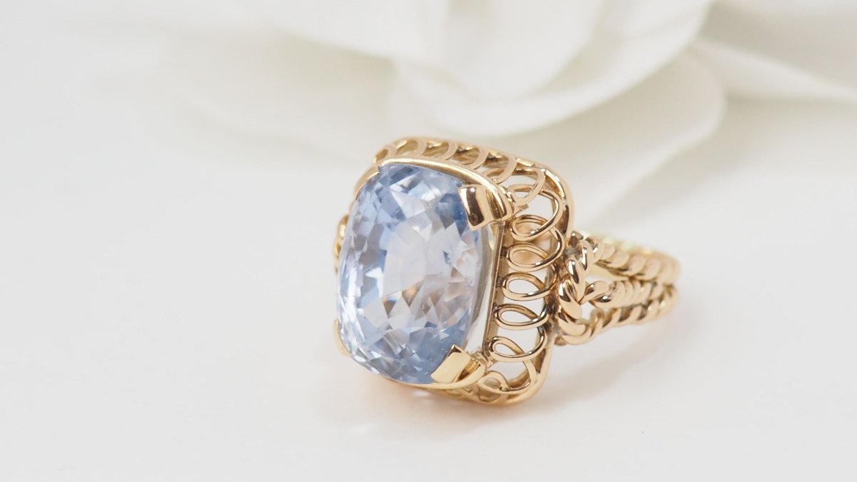 Bague en or jaune et Topaze bleue - Castafiore