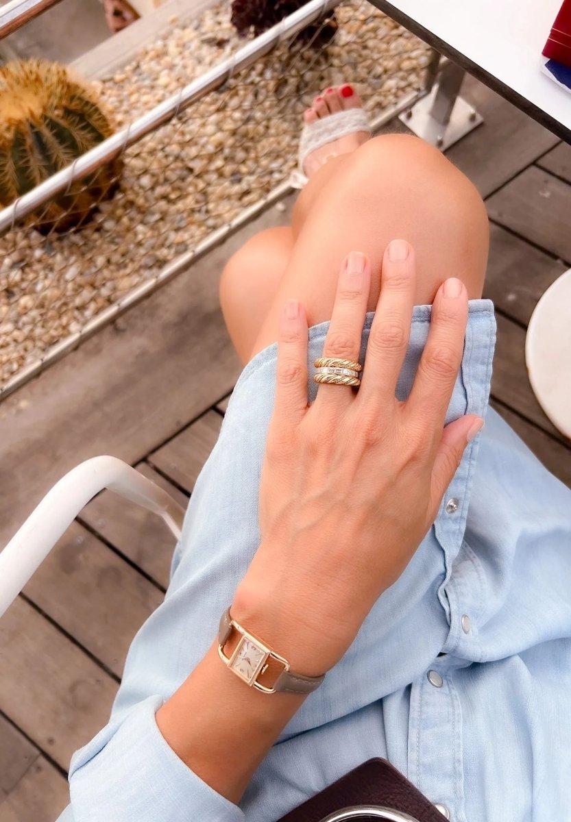 Bague en or jaune godronné sertie de diamant baguette - Castafiore