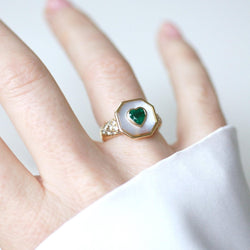 Bague en or jaune, nacre, émeraude, et diamants - Castafiore
