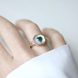 Bague en or jaune, nacre, émeraude, et diamants - Castafiore