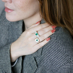 Bague en or jaune, nacre, émeraude, et diamants - Castafiore