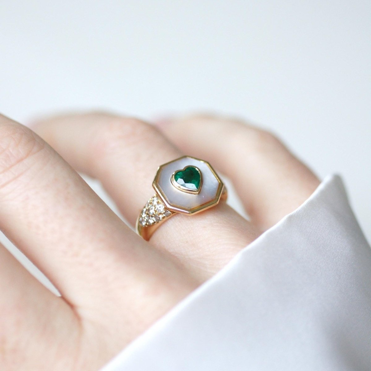 Bague en or jaune, nacre, émeraude, et diamants - Castafiore