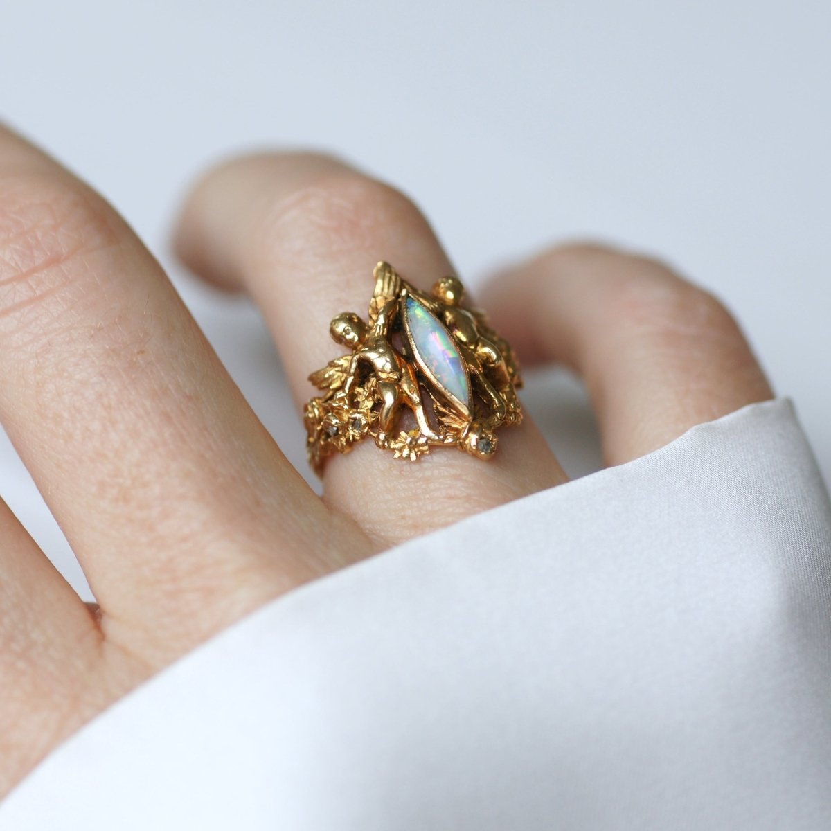 Bague en or jaune, opale et diamants - Castafiore