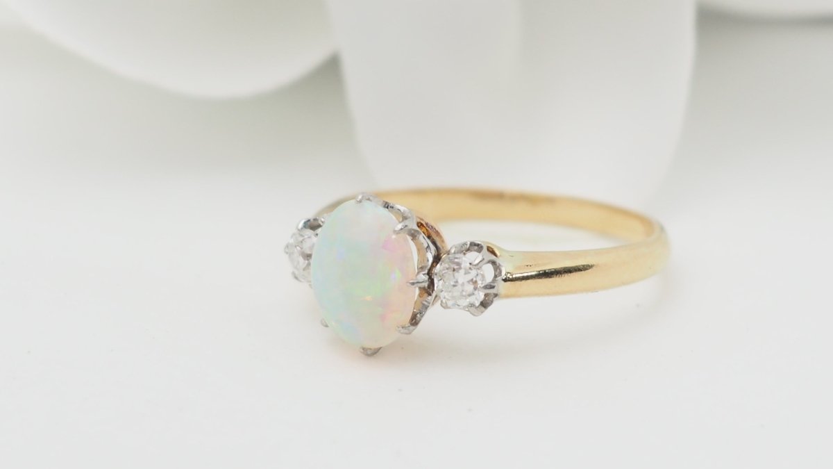 Bague en or jaune opale ovale et diamants - Castafiore