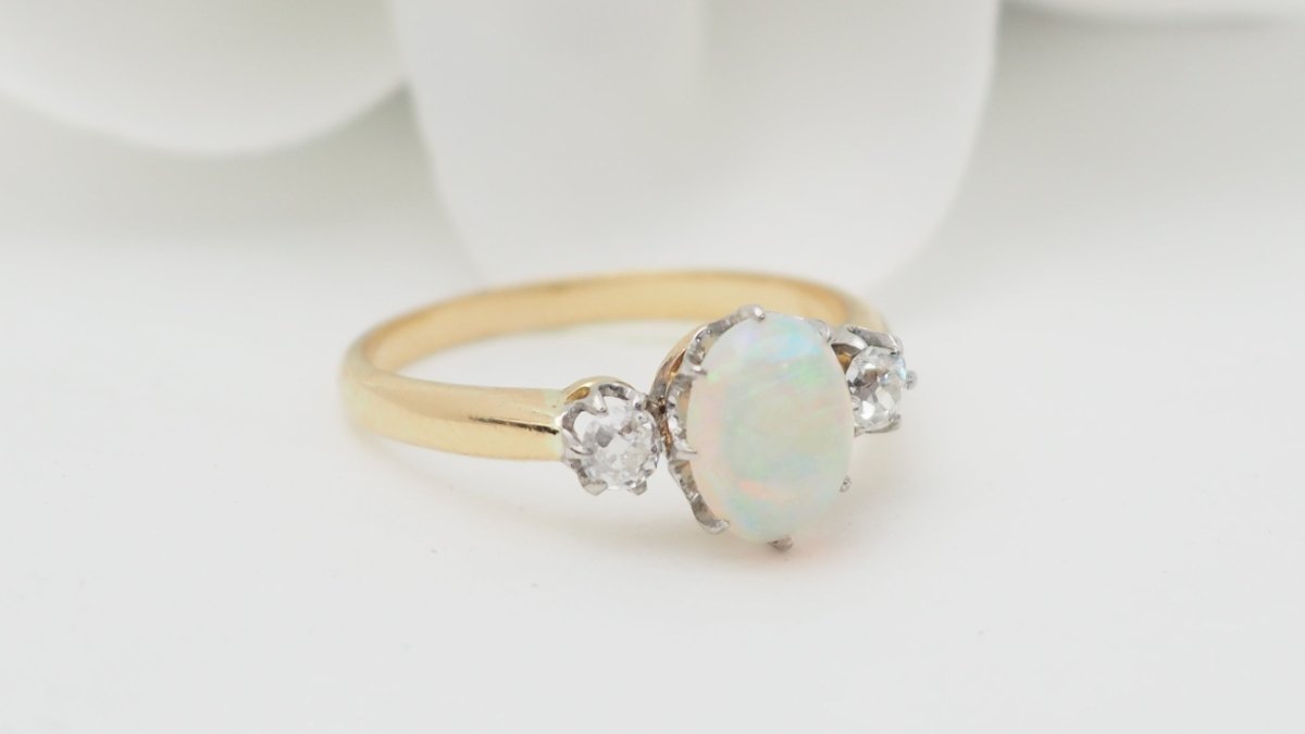 Bague en or jaune opale ovale et diamants - Castafiore