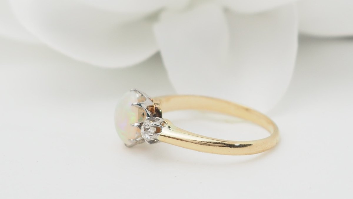 Bague en or jaune opale ovale et diamants - Castafiore