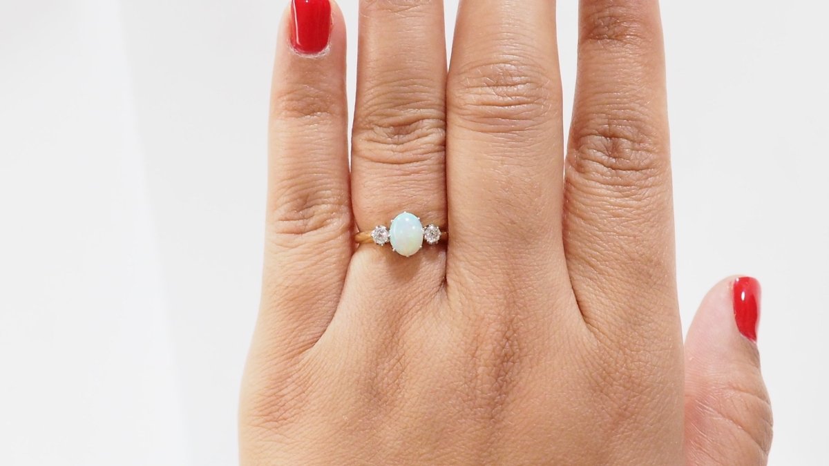 Bague en or jaune opale ovale et diamants - Castafiore