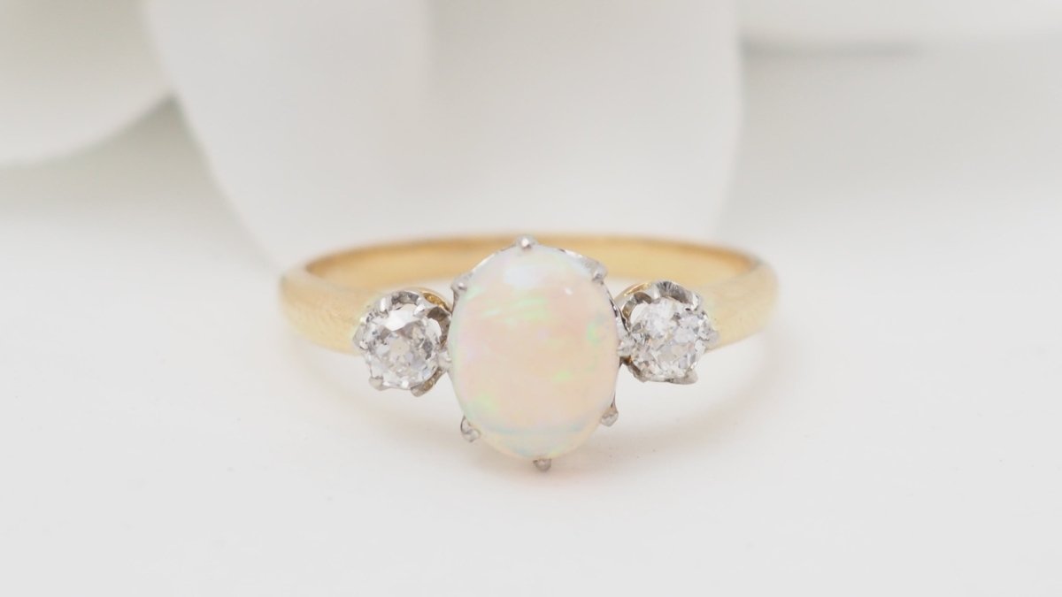 Bague en or jaune opale ovale et diamants - Castafiore