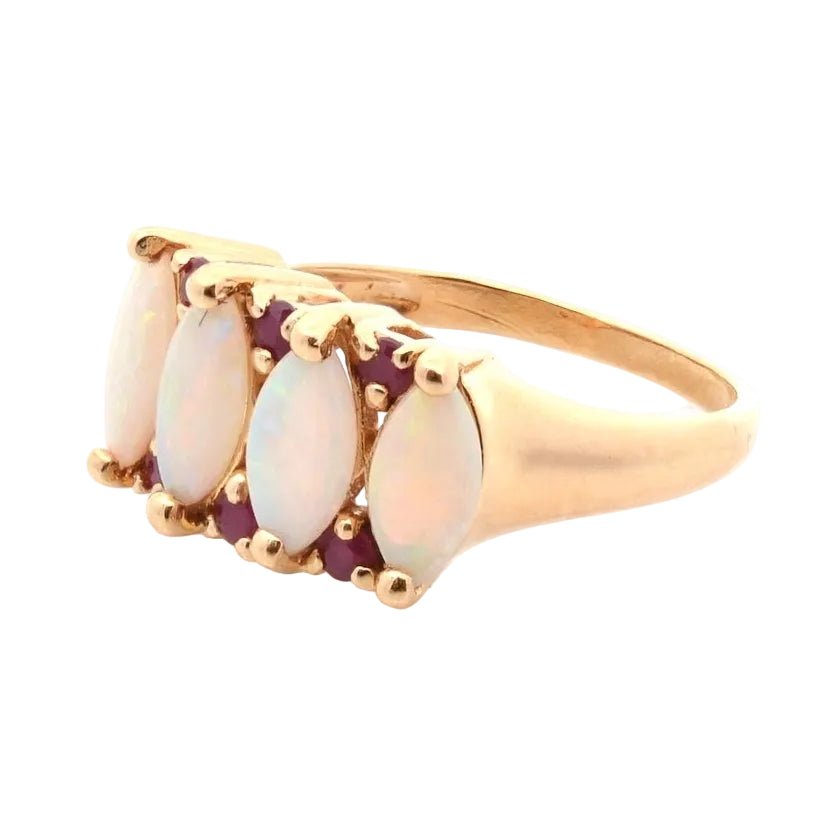 Bague en or jaune, opales et rubis - Castafiore