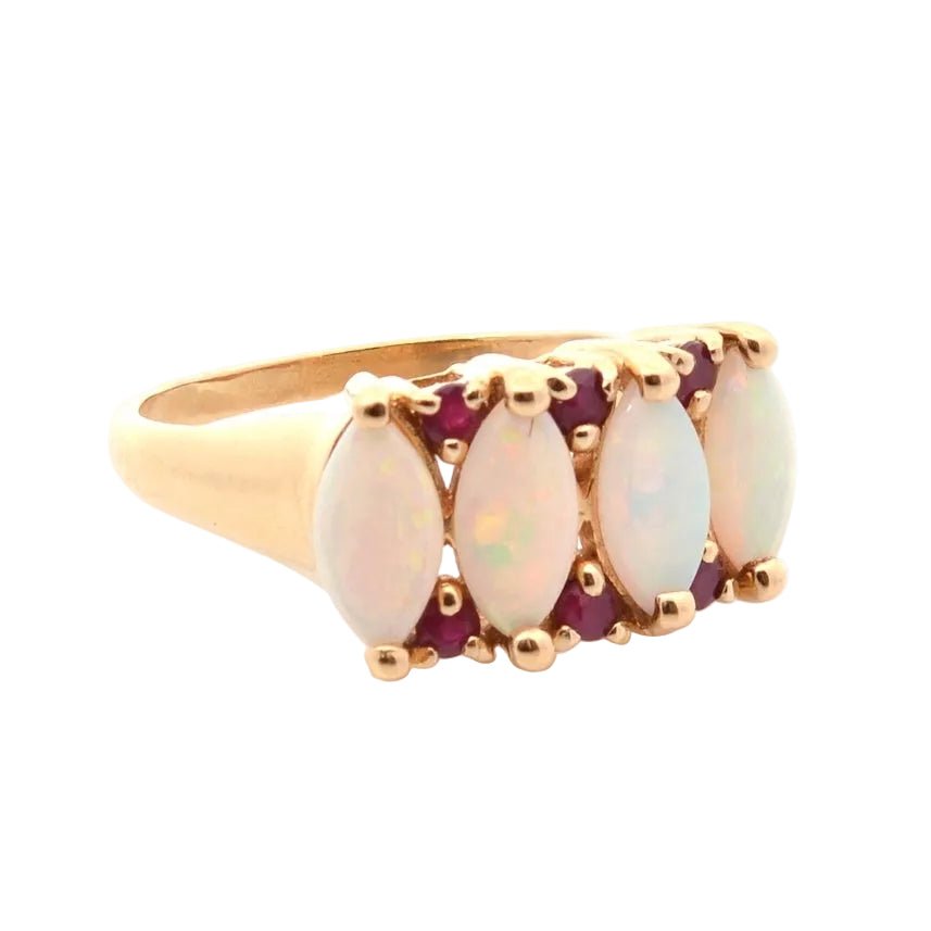 Bague en or jaune, opales et rubis - Castafiore