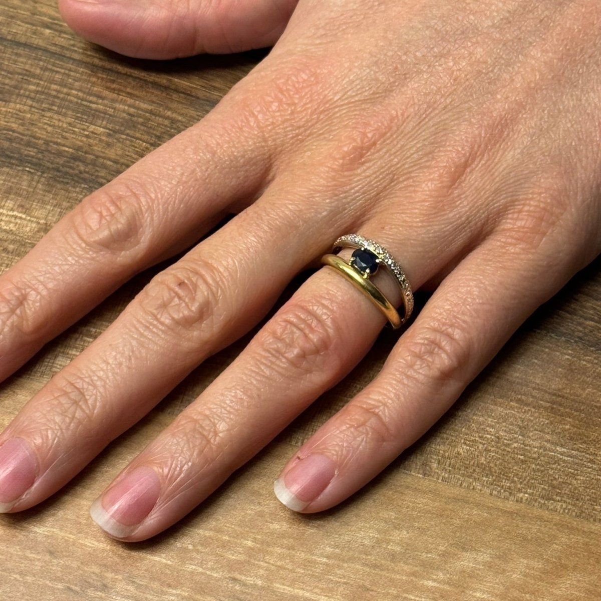 Bague en or jaune, or blanc, saphir et diamants - Castafiore