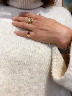 Bague en or jaune ornée d'un rubis épaulé de 2 diamants - Castafiore