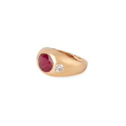 Bague en or jaune ornée d'un rubis épaulé de 2 diamants - Castafiore