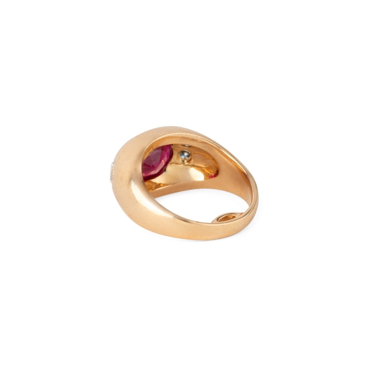 Bague en or jaune ornée d'un rubis épaulé de 2 diamants - Castafiore